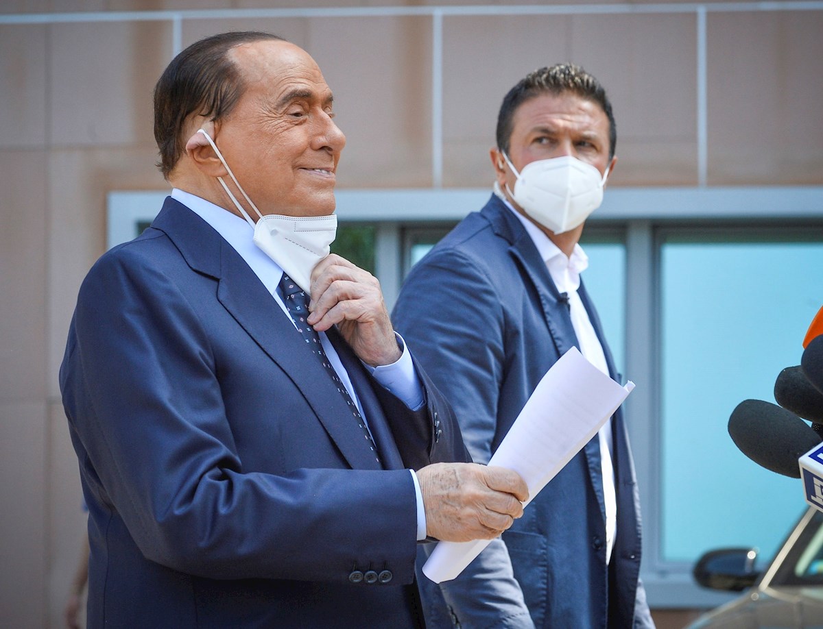 Silvio Berlusconi a su salida del hospital. | EFE