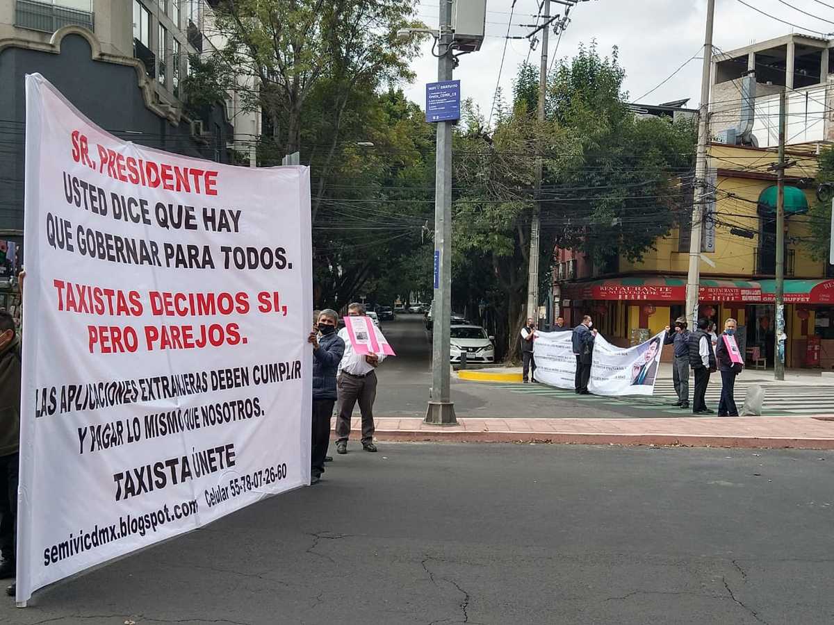 Taxistas protestan contra las apps que ofrecen el mismo servicio; exigen que paguen impuestos. (César Velázquez)