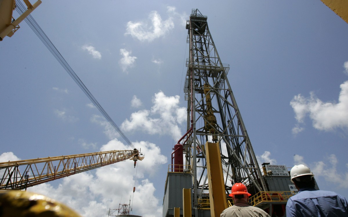 Trabajadores a bordo de la plataforma Petronius de Chevron, ubicada a 161 km de la costa de Nueva Orleans, Golfo de México. Junio de 2008. Foto: (Reut