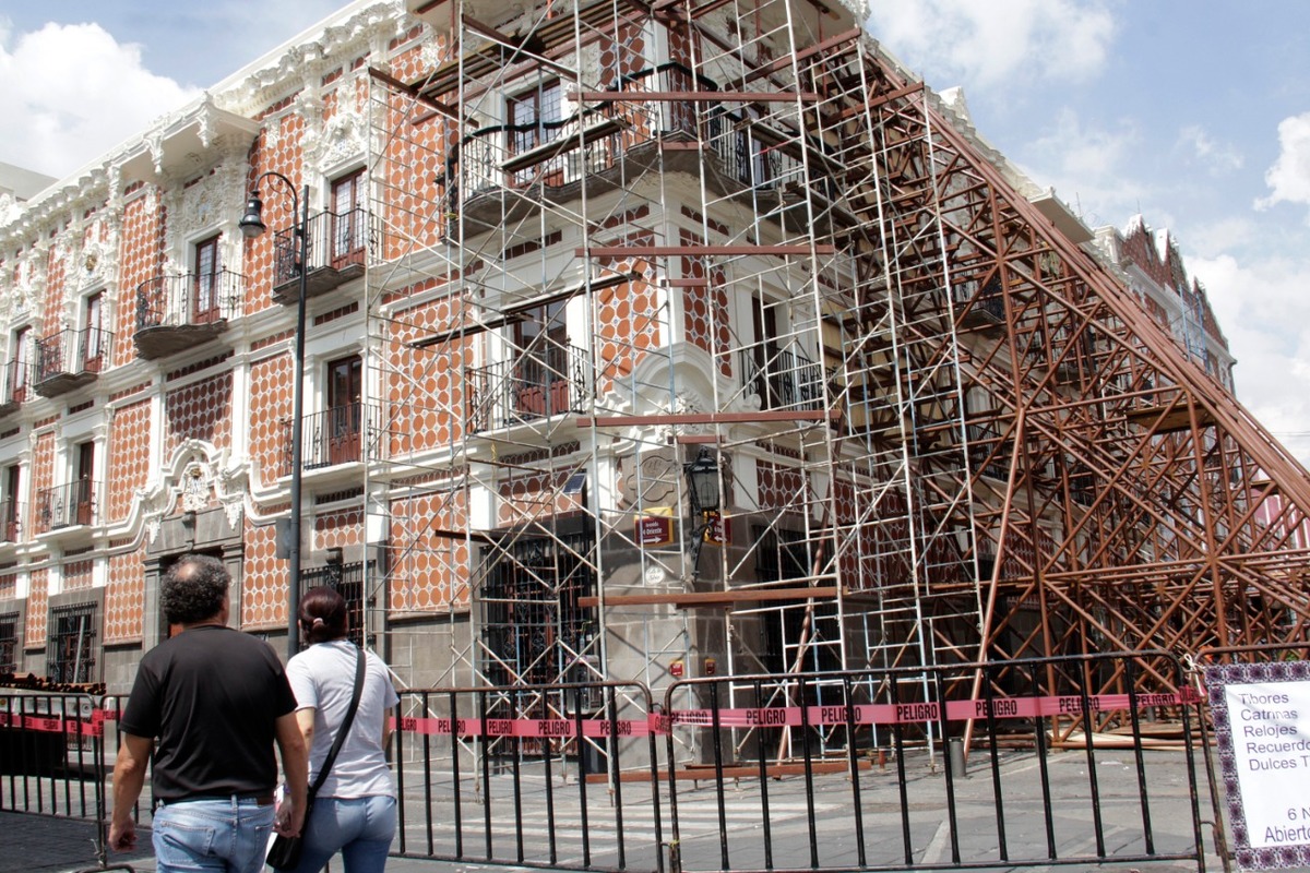 Turistas observan edificios dañados por el sismo del 19 de septiembre de 2017. (Agencia Enfoque)