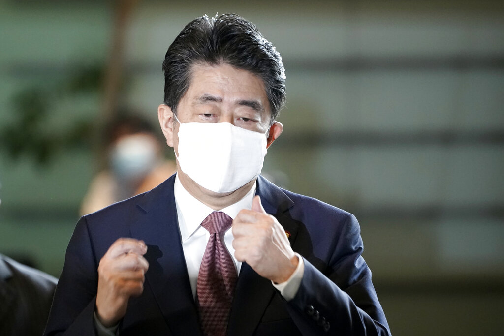Abe dijo que el tratamiento contra su enfermedad está siendo efectivo y se está recuperando. (AP)