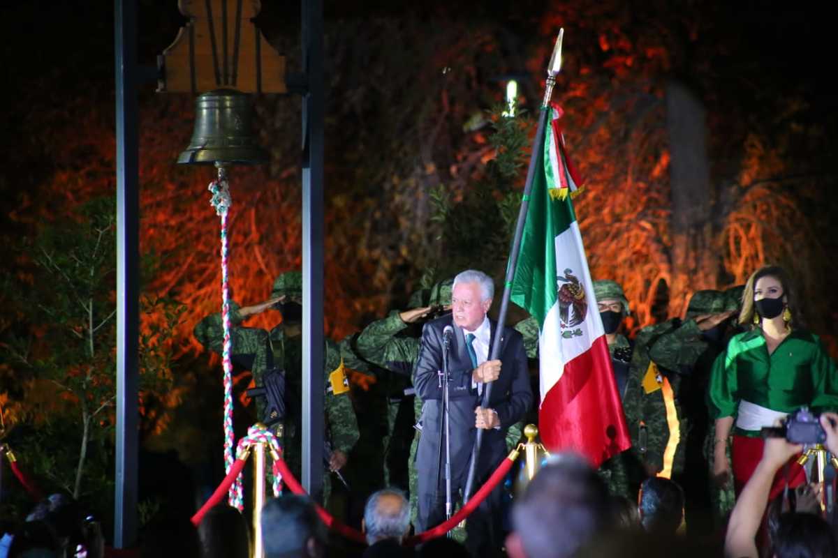 El alcalde de Torreón, Jorge Zermeño Infante dio el grito desde la Plaza de la Tortuga. (Martín Piña Reta)