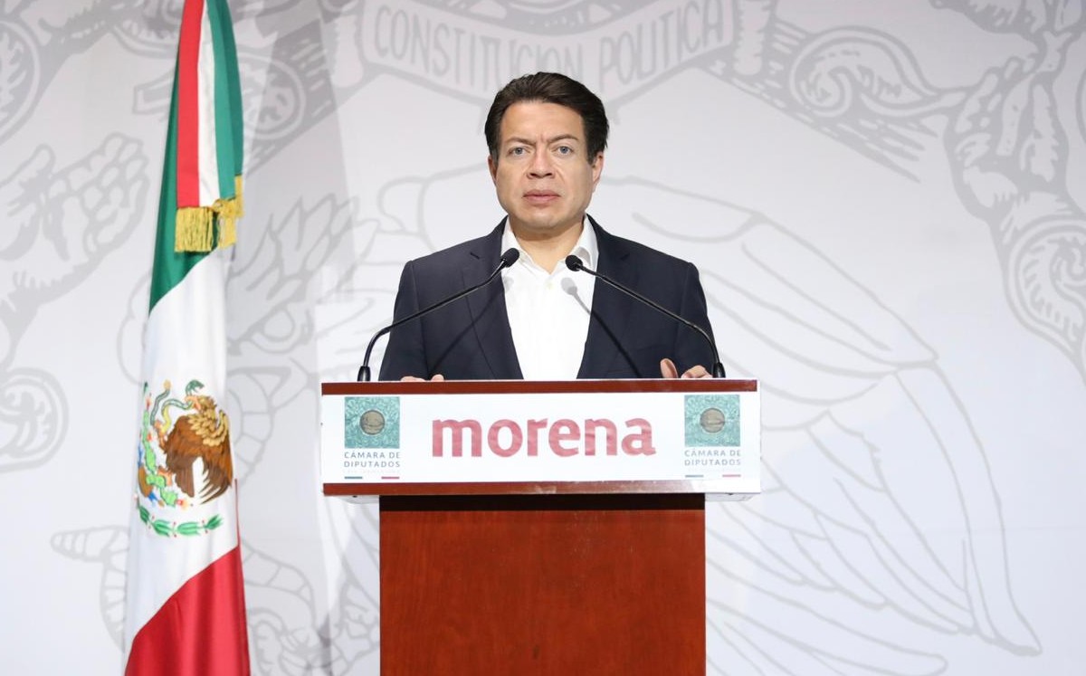 La bancada de Morena entregó ayer un total de 350 mil firmas ciudadanas para la consulta sobre juicio a ex presidentes. (Especial)