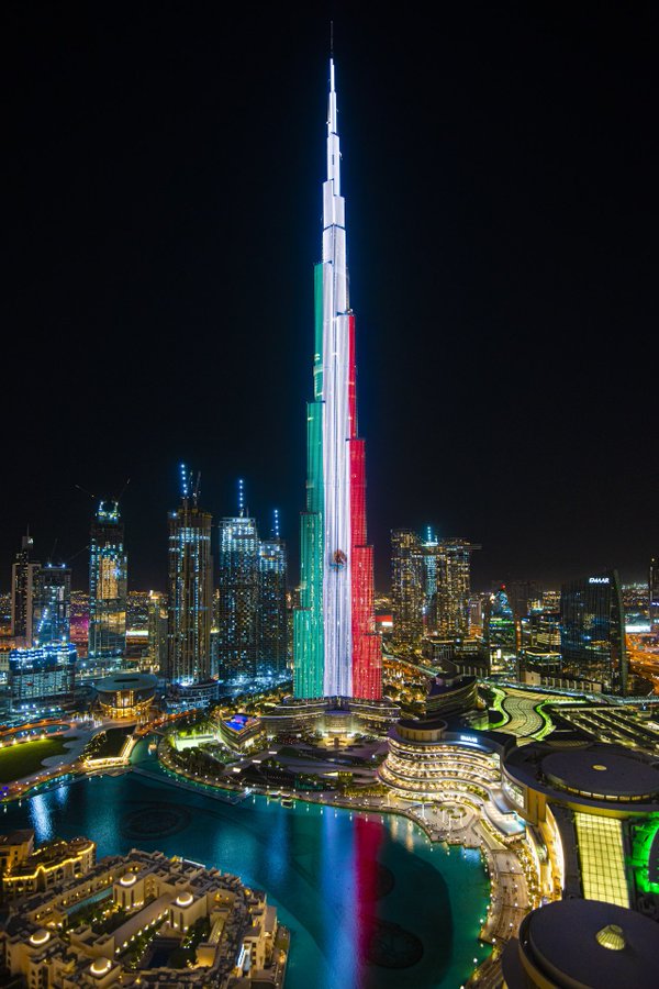 Burj Khalifa iluminado con la bandera de México. (@EmbaMexEAU)