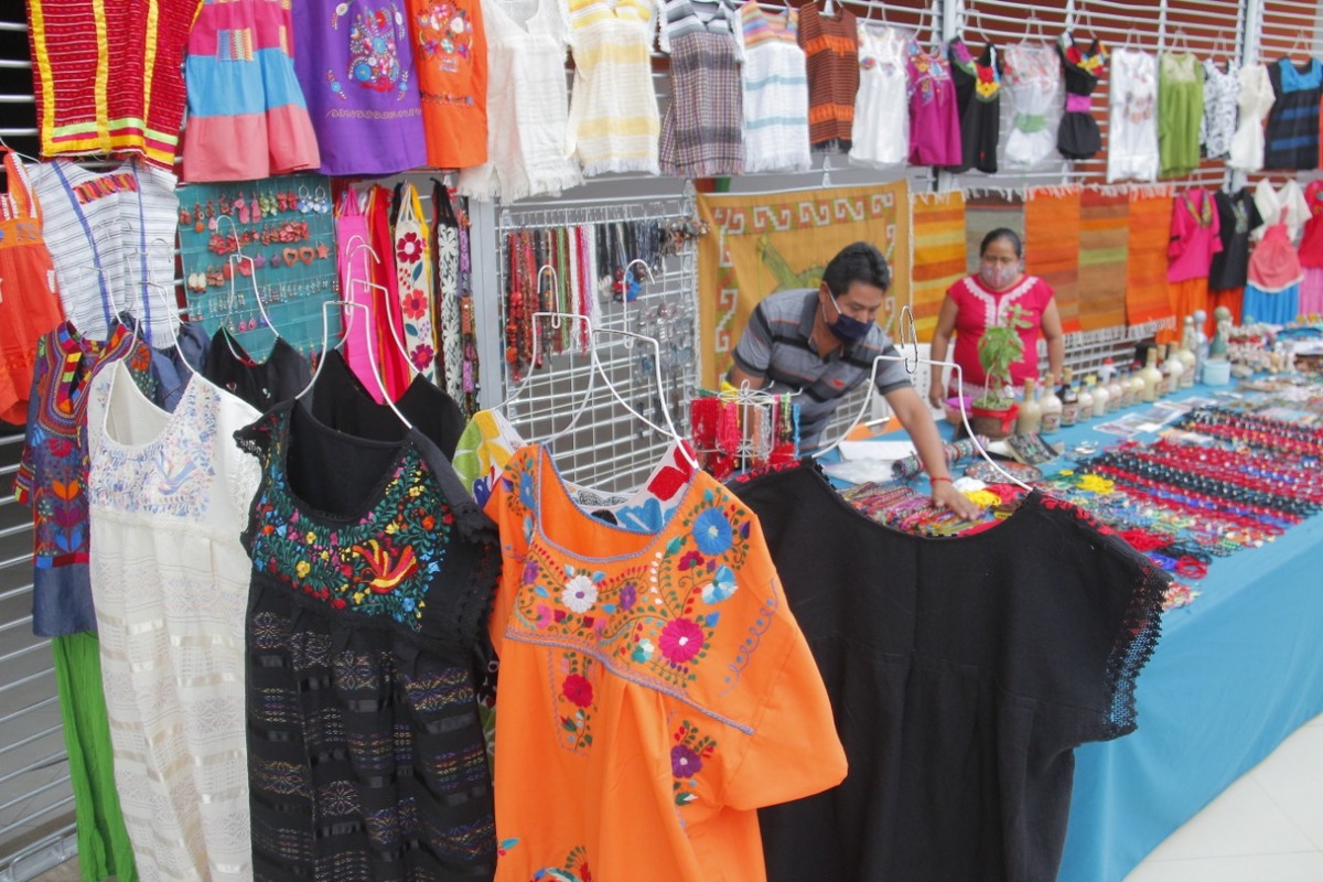 La celebración de las fiestas patrias, ha logrado mantener la venta de artesanías mexicanas. (Manuel Guadarrama)