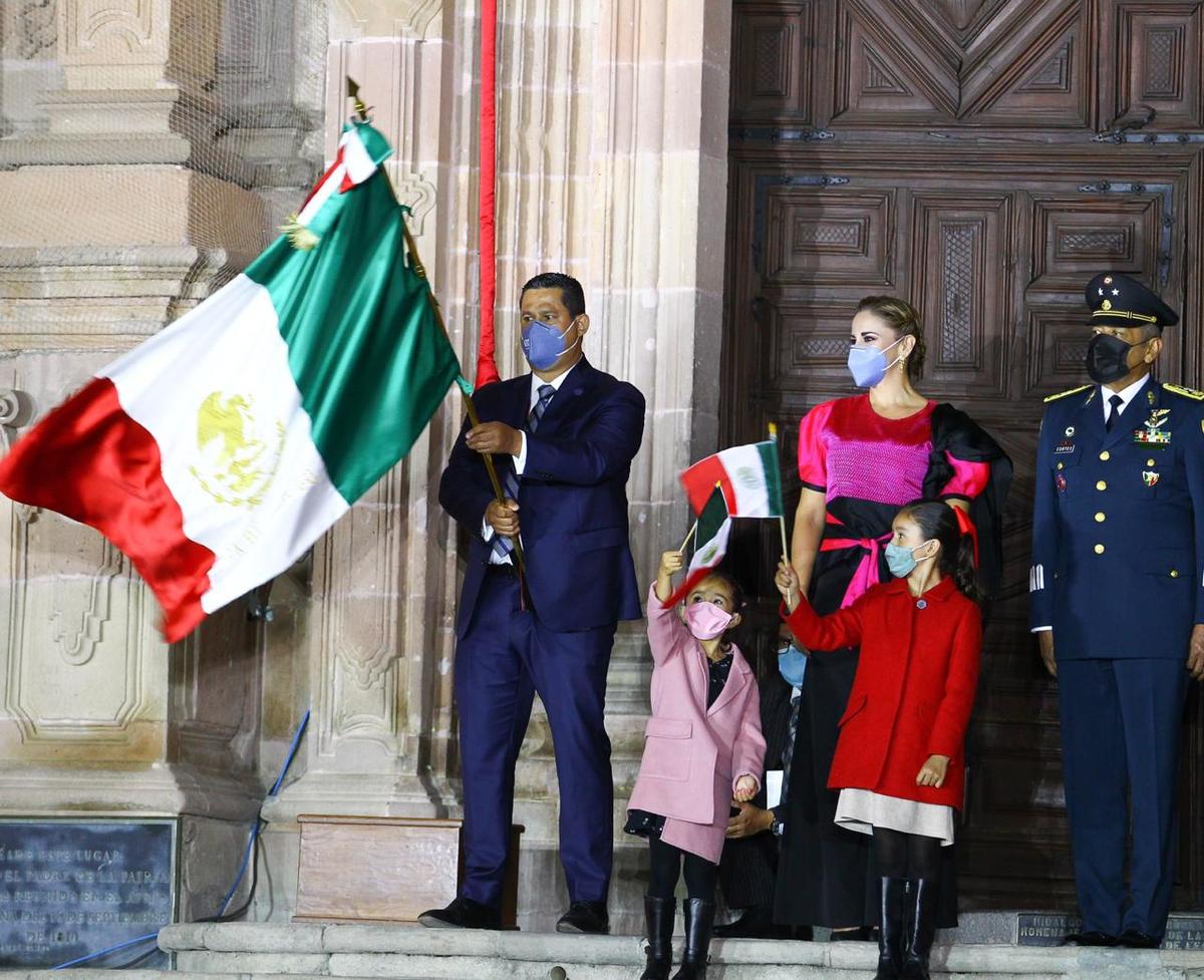 El gobernador de Guanajuato reconoció al personal médico durante el grito en Dolores Hidalgo.