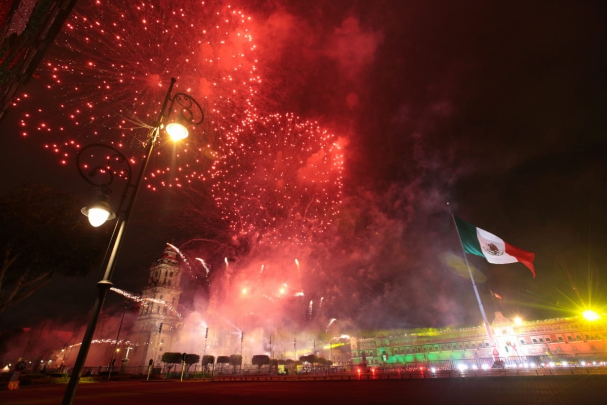 Tras el Grito de Independencia, en el Zócalo de la CdMxhubo un espectáculo de juegos pirotécnicos a ritmo de música mexicana. (Jesús Quintanar)