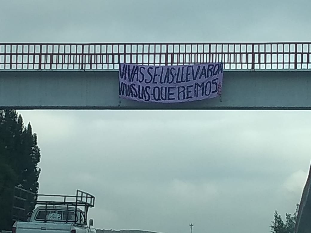 Manta colocada sobre la carretera México- Querétaro. (Cortesía)
