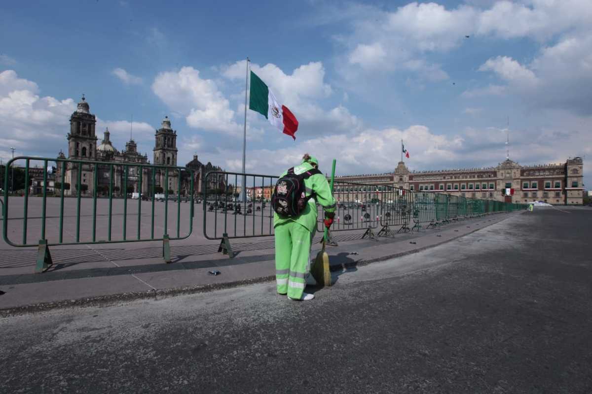 Personal de limpieza de la CdMx barre la zona.