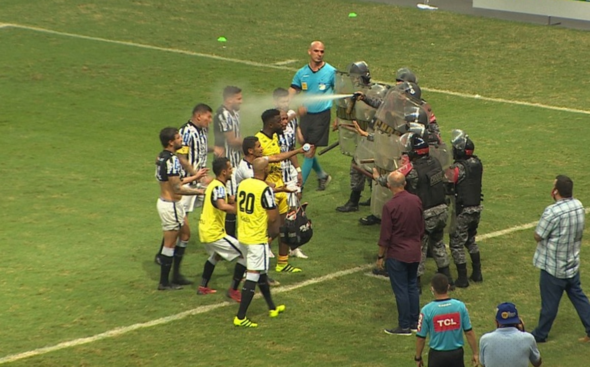 Policía protege a árbitros de jugadores lanzándoles gas pimienta (Twitter @globoesportecom)