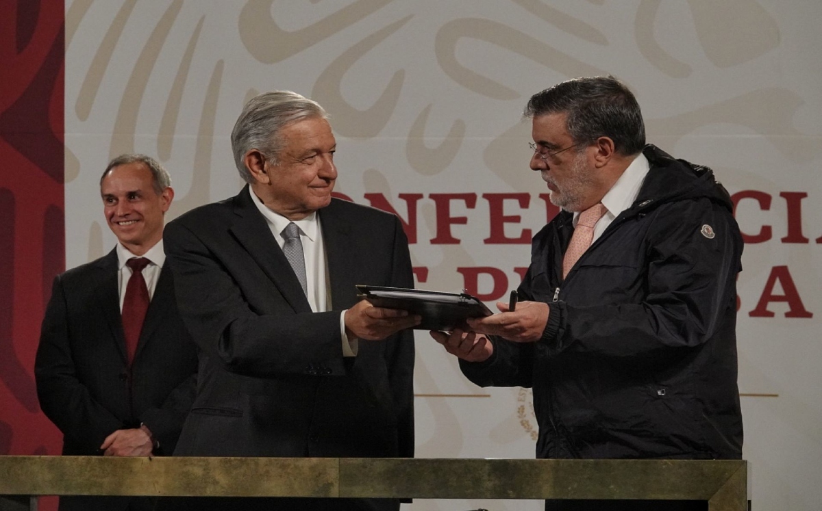 El Presidente en al firma de una solicitud para el juicio a ex mandatarios./ Cuartoscuro