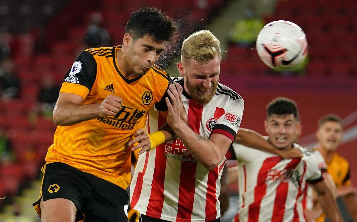 Raúl Jiménez durante la fecha 1 de la Premier League 2020/2021 (AFP)