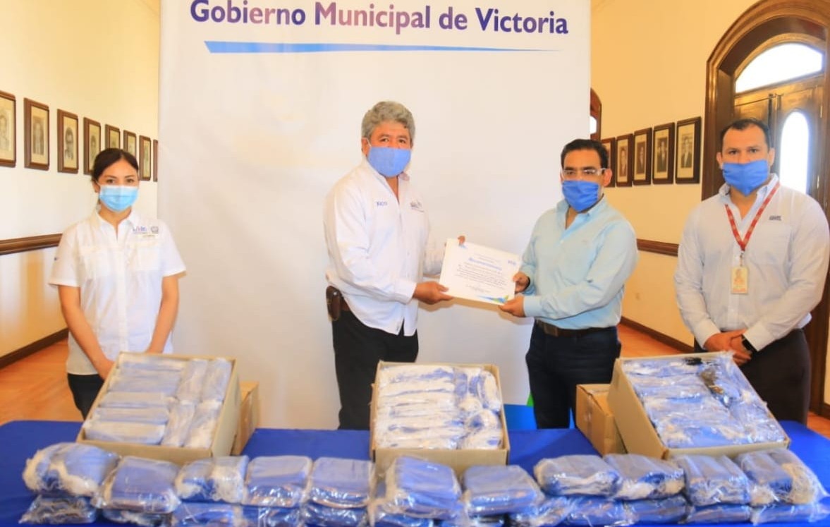 Xicoténcatl González Uresti recibió una donación de 7 mil cubrebocas. (Cortesía)