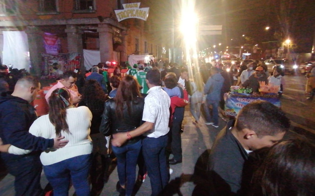Asistentes a la Plaza Garibaldi. (Anwar Nájera)