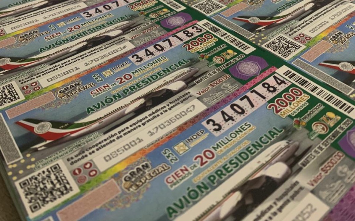 Boletos para la rifa del avión presidencial adquiridos por la alcaldía Iztapalapa.
