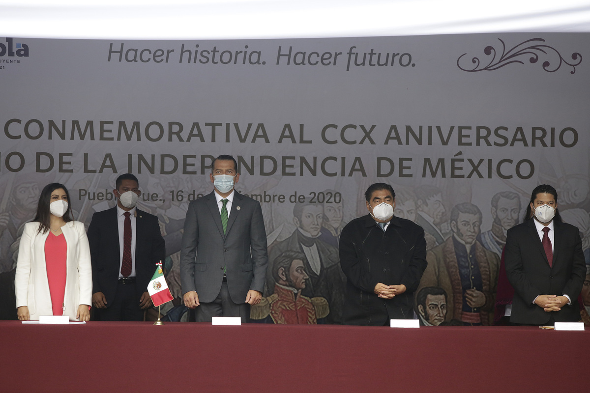 Ceremonia Conmemorativa al CCX Aniversario de la Independencia de México en el Zócalo de Puebla. (Agencia Enfoque)