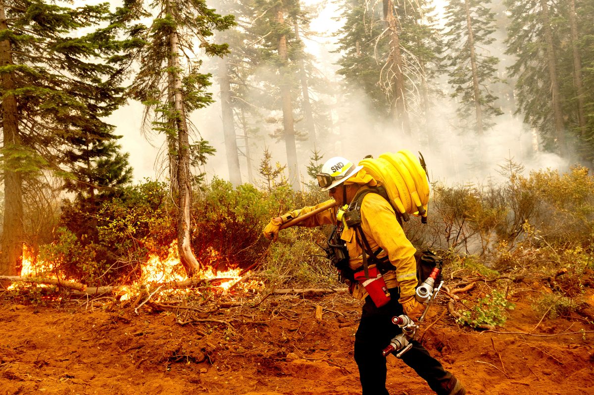 El incendio sigue siendo una amenaza para las comunidades. (AP)