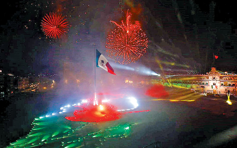 Fuegos artificiales enmarcaron la celebración frente a Palacio Nacional. (Omar Franco)