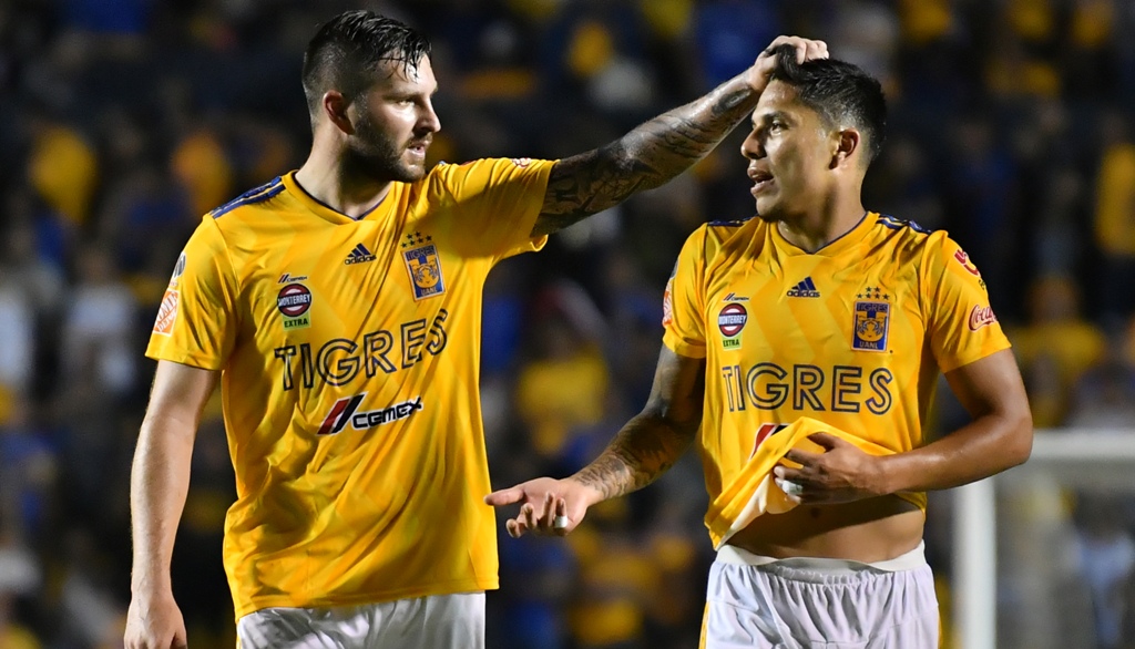 Gignac y Carlos Salcedo (Imago7)