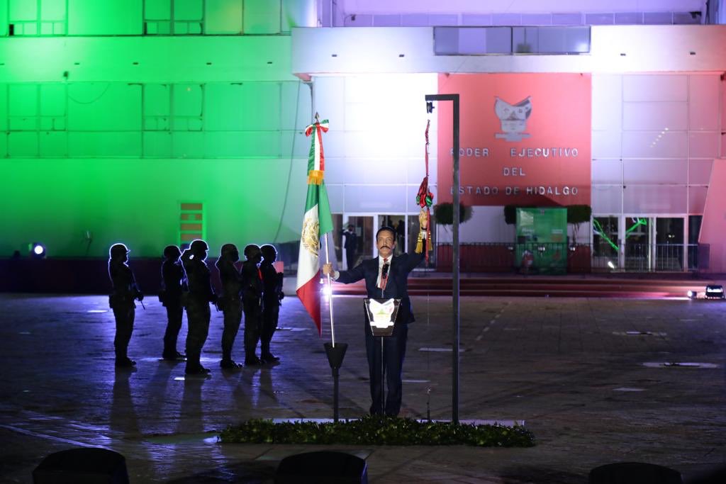 El gobernador Omar Fayad encabezó el Grito de Independencia en la Plaza Juárez de Pachuca. (Especial)