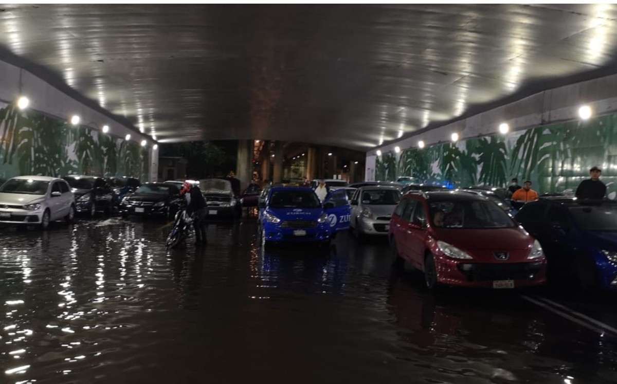 Inundación en Periférico con dirección a Cuemanco. (Alejandro González)