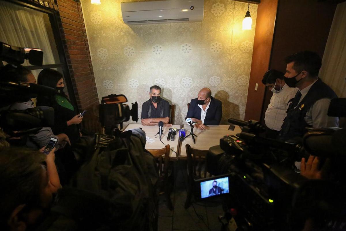 Jaime Rodríguez Calderón y Enrique Alfaro Ramírez sostuvieron un encuentro en Monterrey; destacaron la generación de empleos (Cortesía)