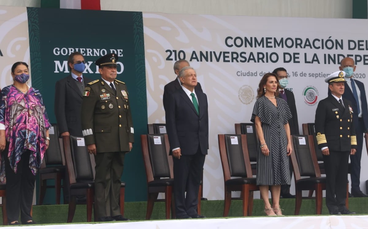 Entre protocolos de salud, los invitados, junto al presidente, entonaron el Himno Nacional. (Javier Ríos)
