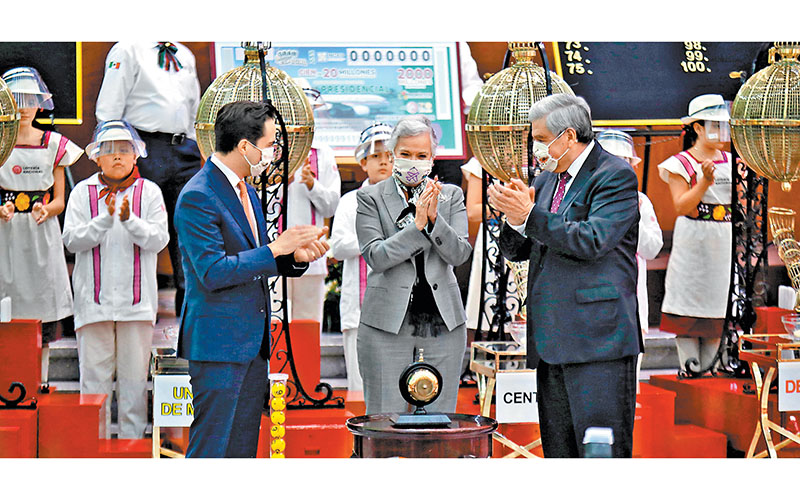 La secretaria de Gobernación, Olga Sánchez Cordero, asistió a la inauguración del evento en el Salón de Sorteos del edificio El Moro. (J. C. Bautista)