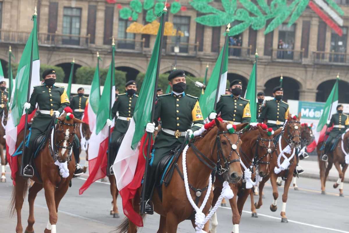 Desde tropas a caballo, en motocicletas y camiones, los soldados realizaron su recorrido frente a Palacio Nacional.