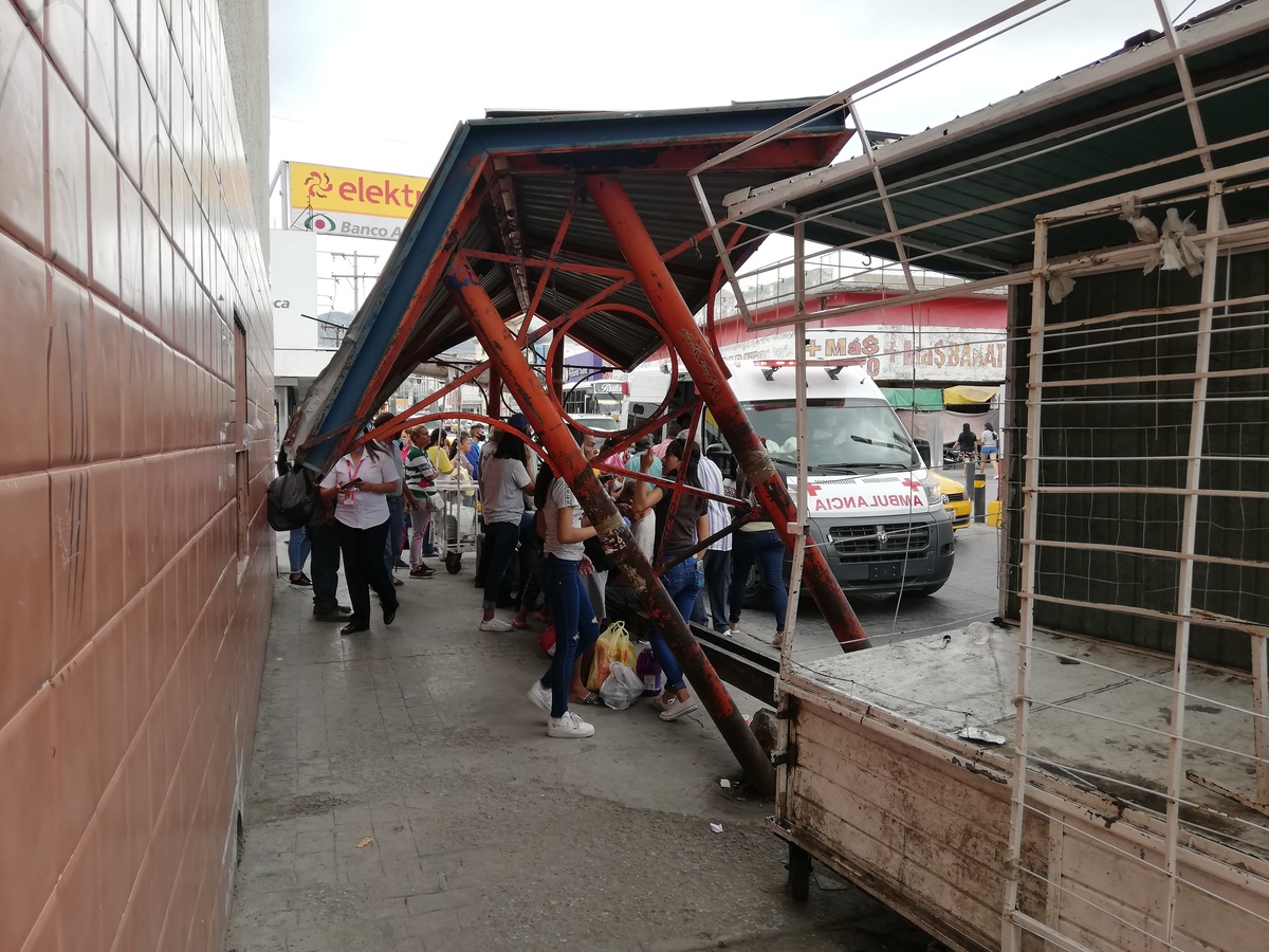 Debido al exceso de velocidad, terminó subiéndose a la banqueta.