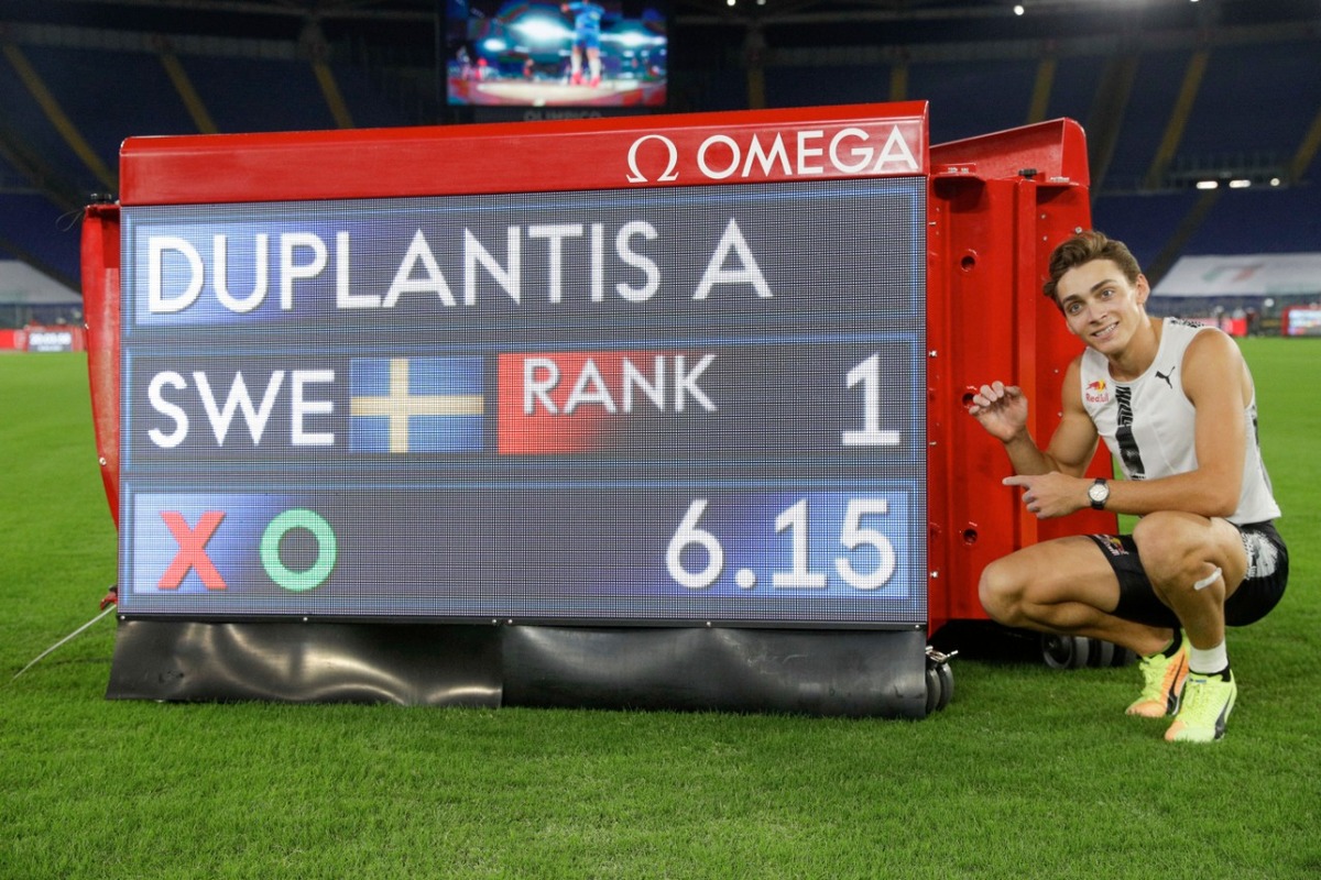 Duplantis bate el récord mundial del legendario Bubka en pértiga (AP)