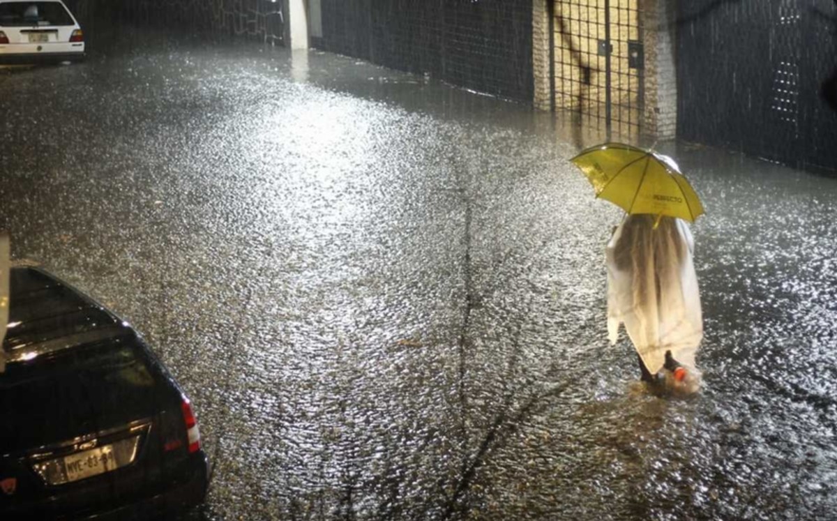 Lluvias torrenciales inundan calles y casas en la CdMx