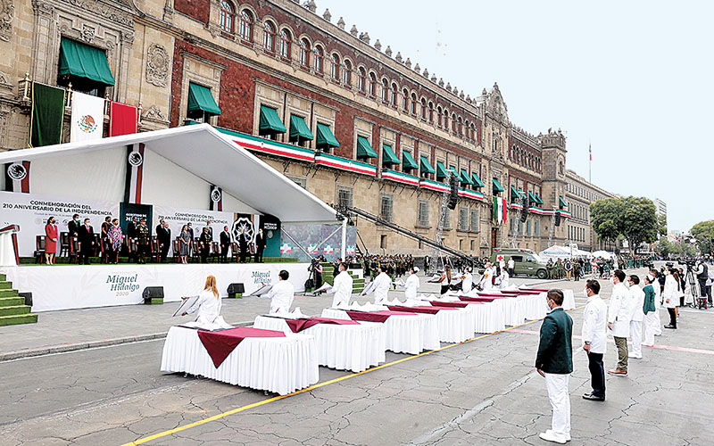 Médicos y enfermeras durante el acto de reconocimiento. (Javier Ríos)