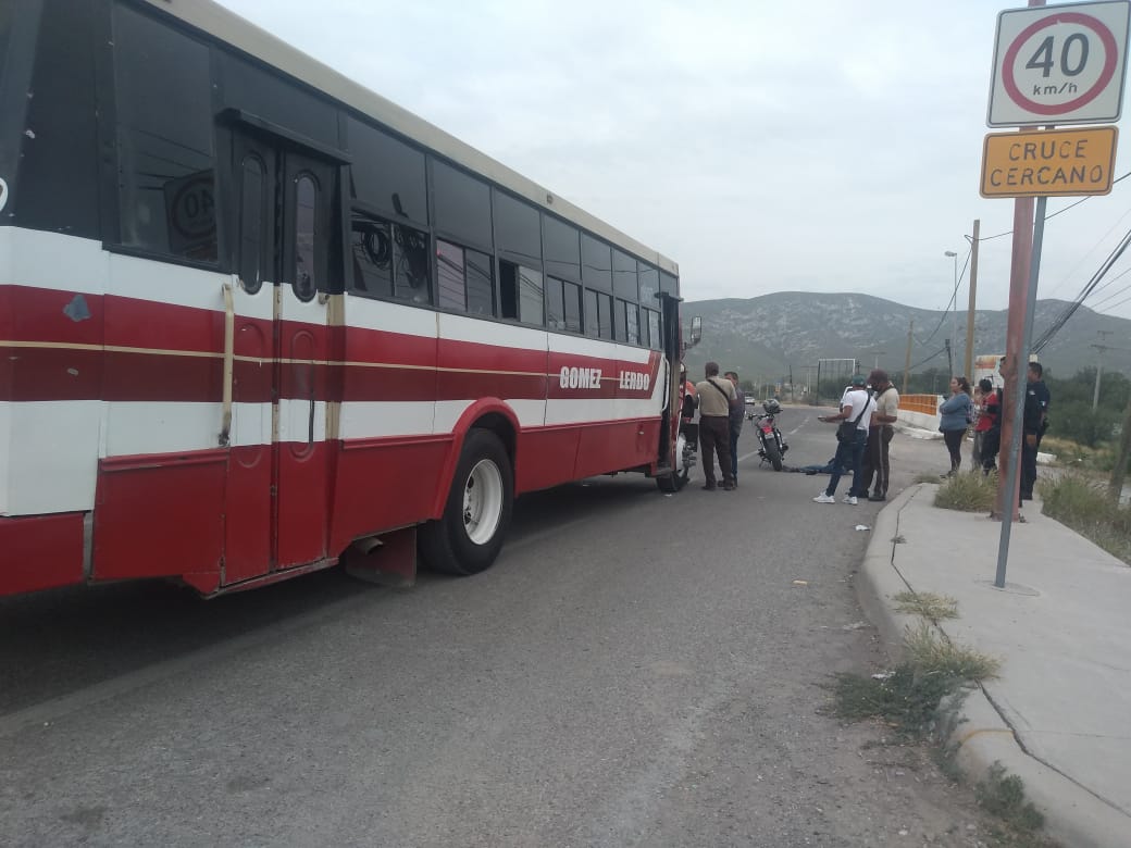 Un motociclista fue arrollado por un camión rojo Torreón-Gómez Palacio. (Notivox Digital)