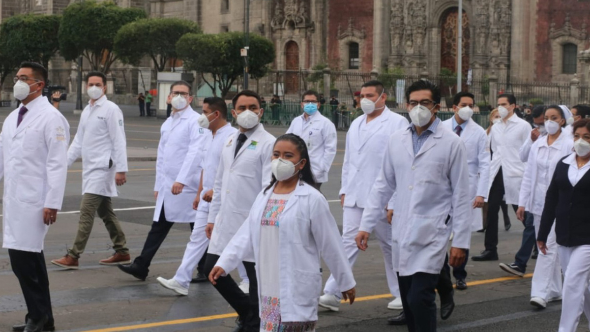 Norma Estela Colunga recibe presea Miguel Hidalgo
