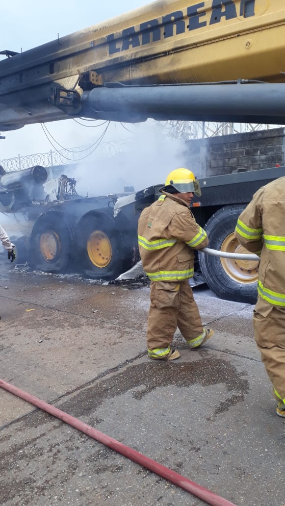 Personal contra incendio de Petróleos Mexicanos (Pemex) se movilizó para sofocar el fuego de la grúa. (Isabel Zamudio)