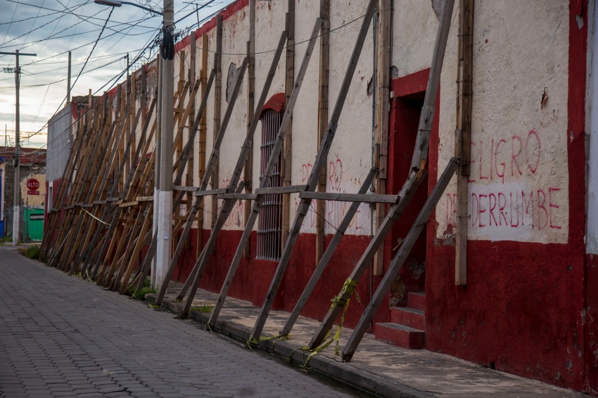 En pleno centro de Atlixco, un edificio permanece en riesgo de derrumbe desde el 19 de Septiembre de 2017. (Andrés Lobato)