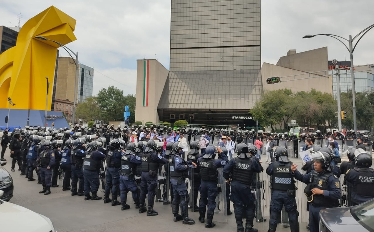 Policías capitalinos rodearon a los manifestantes para impedirles el paso. (César Velázquez)