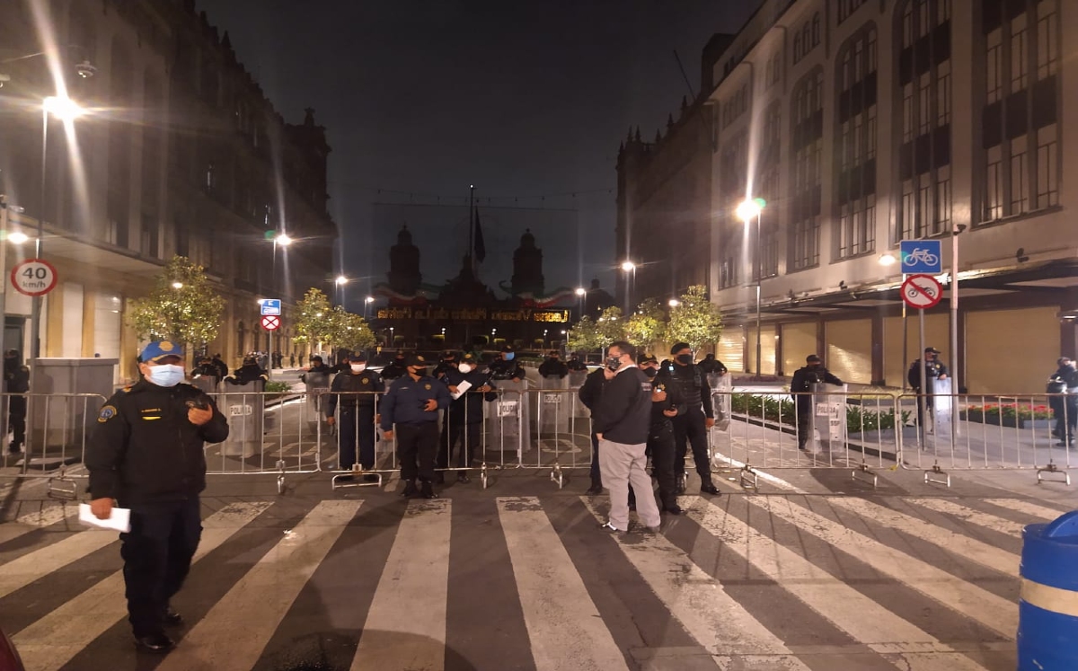 Policías de CdMx instalaron vallas para restringir el acceso./ César Velázquez