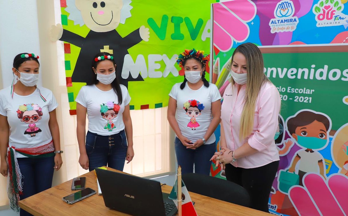 Alma Laura Hernández Amparán dio la bienvenida a los alumnos de preescolar CAIC. (Cortesía)