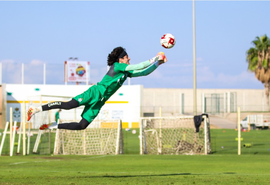 Carlos Acevedo durante entrenamiento en el TSM. (@clubsantos)