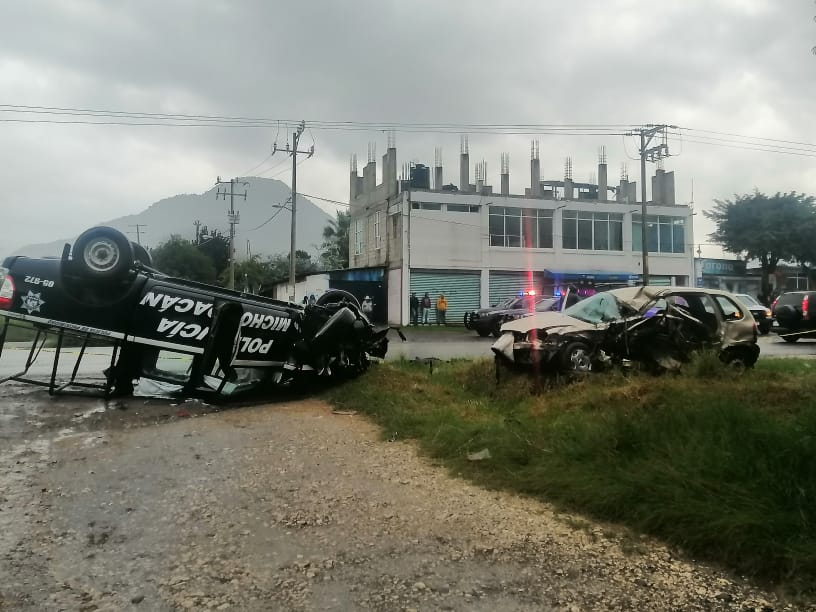 El choque fue sobre la carretera federal Zitácuaro-Tuxpan. (Jocelyn Estrada)