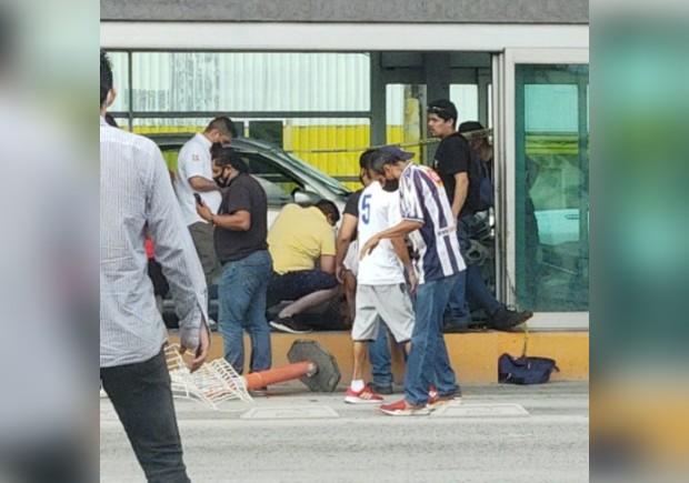 Los elementos de Protección Civil de Monterrey también auxiliaron a la conductora. Foto: Especial