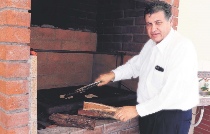 Apegado a las tradiciones norestenses, el juez Escamilla compartió con Notivox sus técnicas en el asador. Leonel Rocha