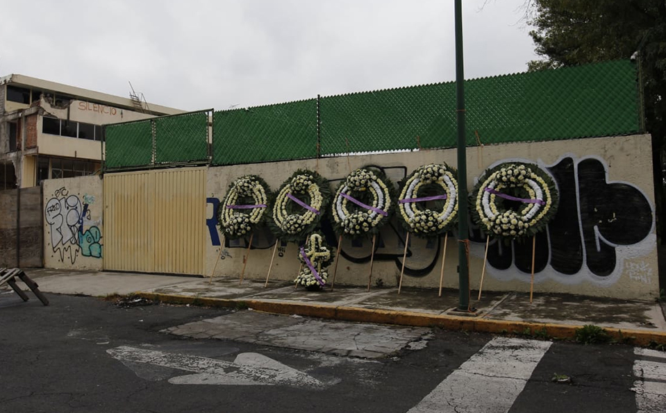 Con seis arreglos florales rindieron homenaje a las víctimas del colegio Rébsamen. ( Omar Franco)