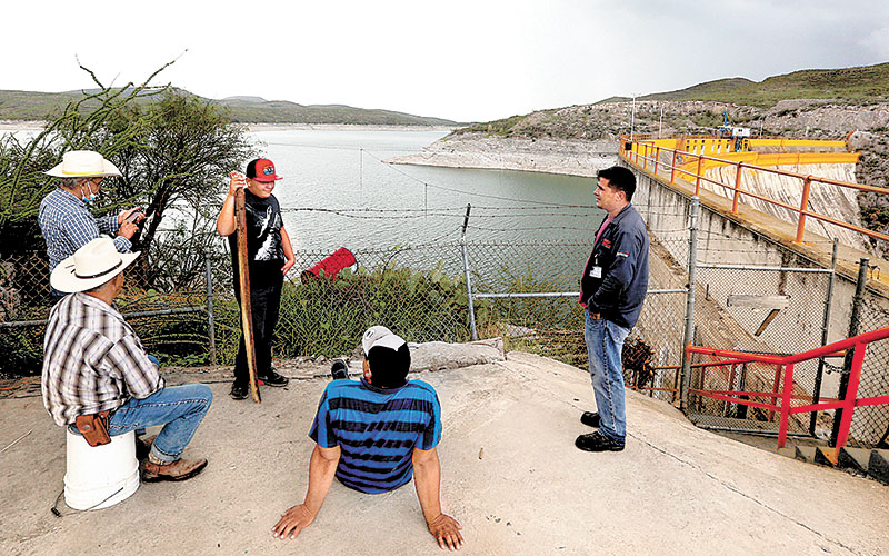 Campesinos mantienen tomada la presa La Boquilla, en Chihuahua. (Jorge Carballo)