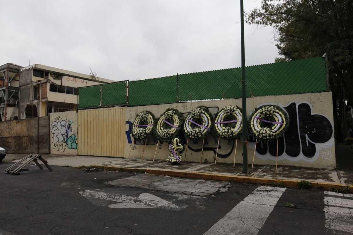 En el Colegio Rébsamen colocaron ofrendas florales para las víctimas. | Omar Franco