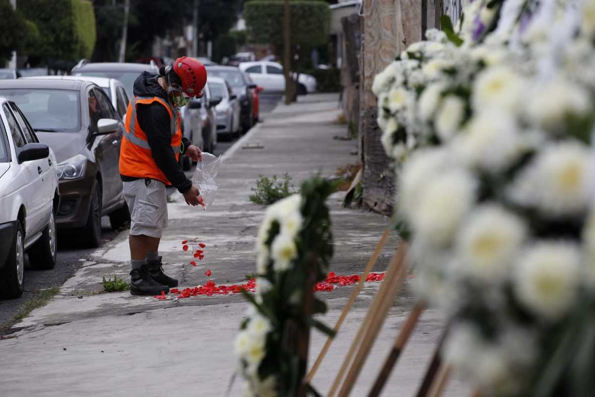 Familiares de las víctimas colocaron arreglos florales en Álvaro Obregón 286. | Omar Franco