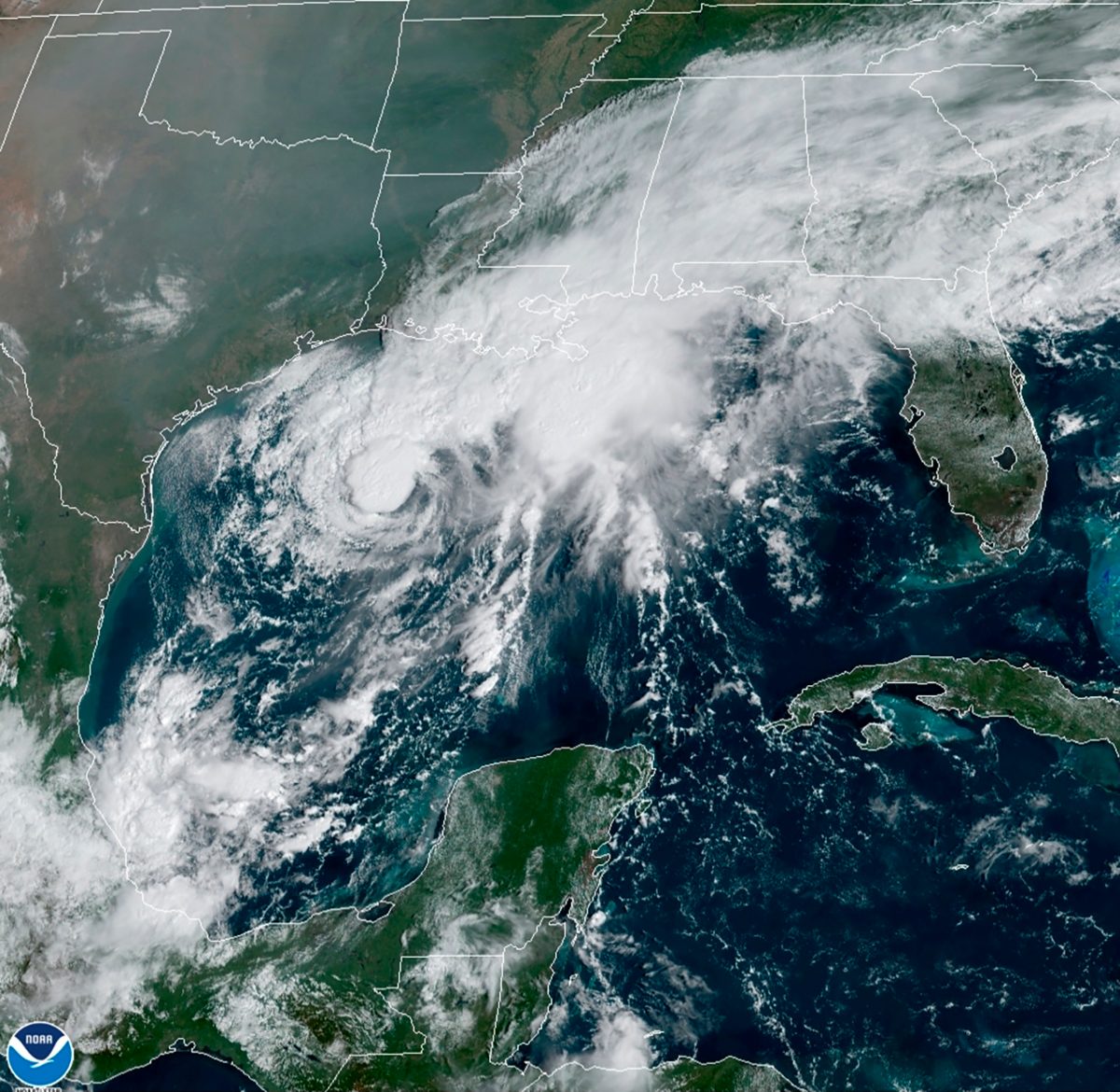 La imagen satelital de GOES-16 GeoColor tomada el sábado 19 de septiembre de 2020. (AP)