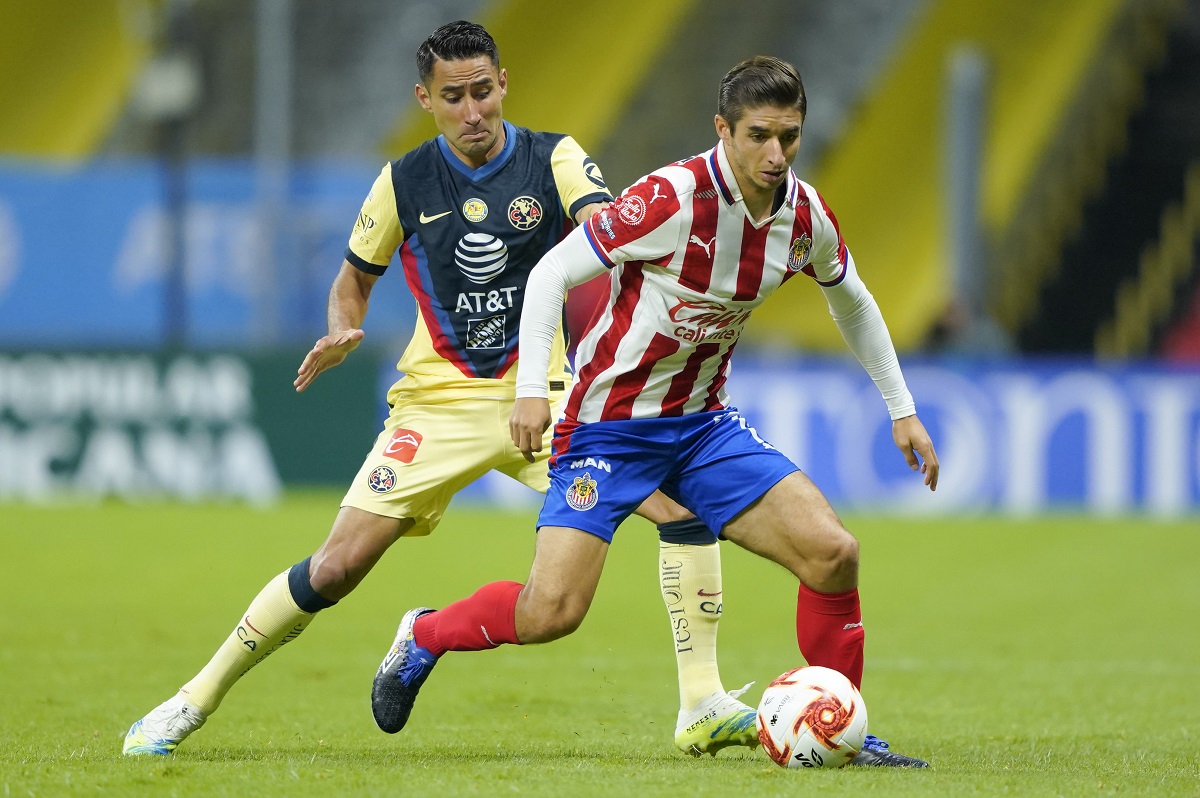 Luis Fuentes e Isaac Brizuela durante el Clásico Nacional (Imago7)